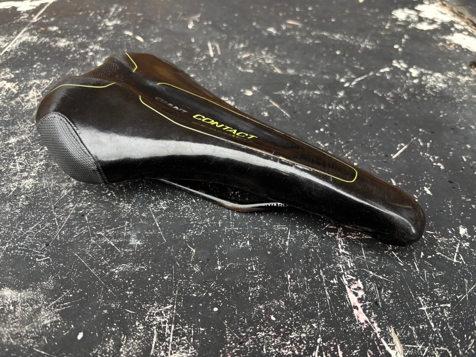 Giant Contact Saddle