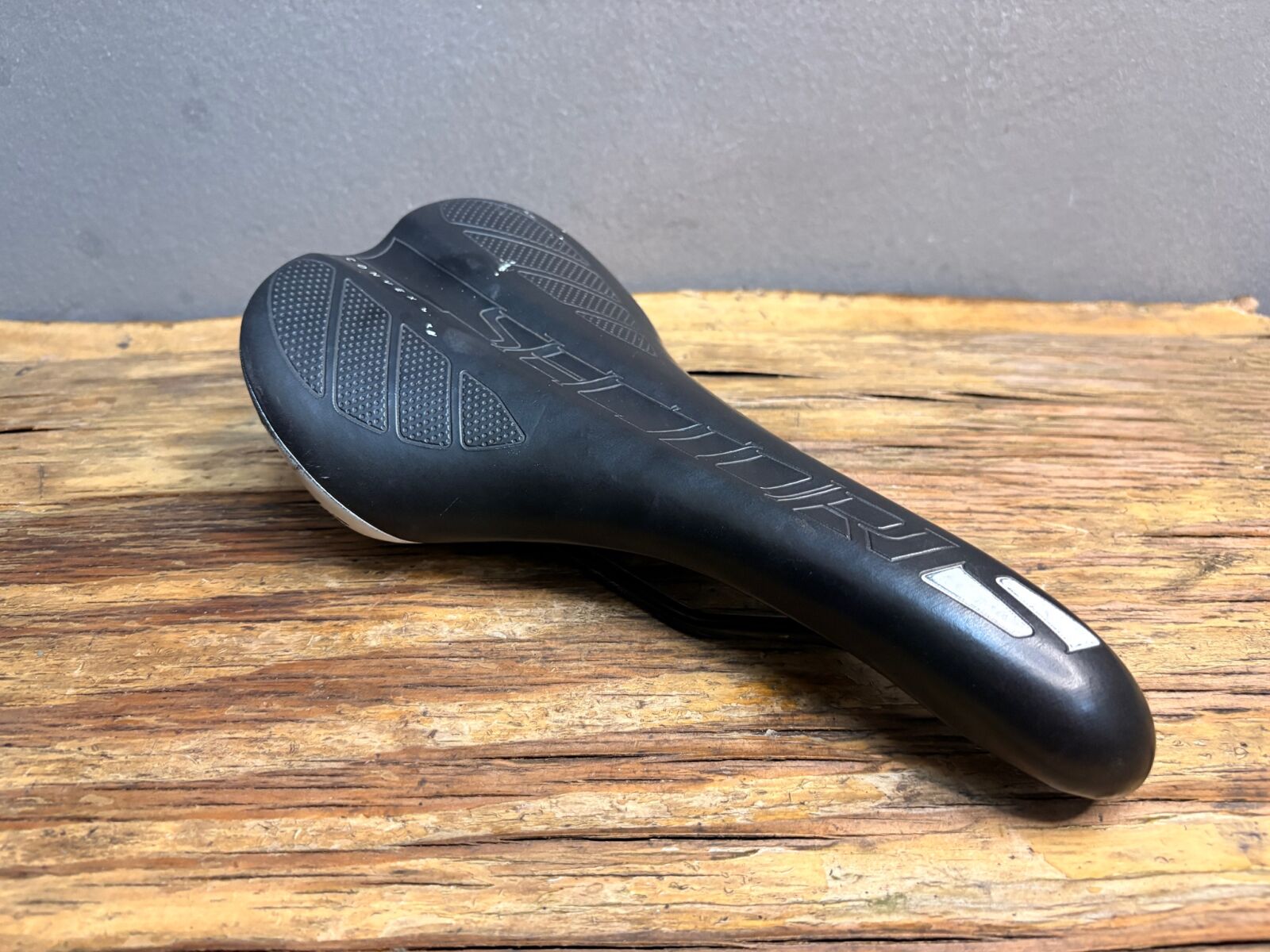 Sector Black and White Saddle