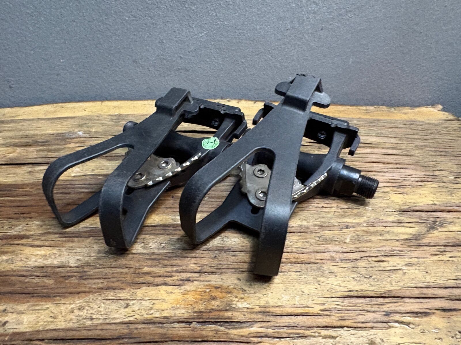 Pedals with cages